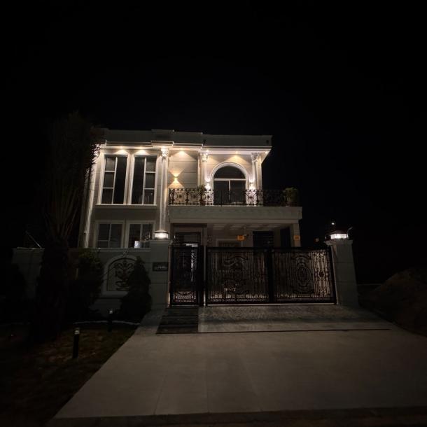 Prime Loacation 10 Marla Modern House For sale in DHA Phase 7, Lahore Pakistan-2