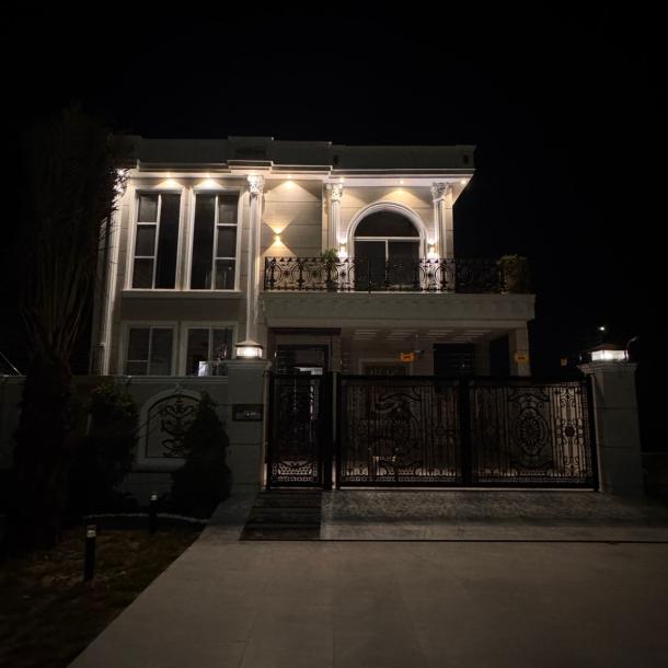 Prime Loacation 10 Marla Modern House For sale in DHA Phase 7, Lahore Pakistan-4