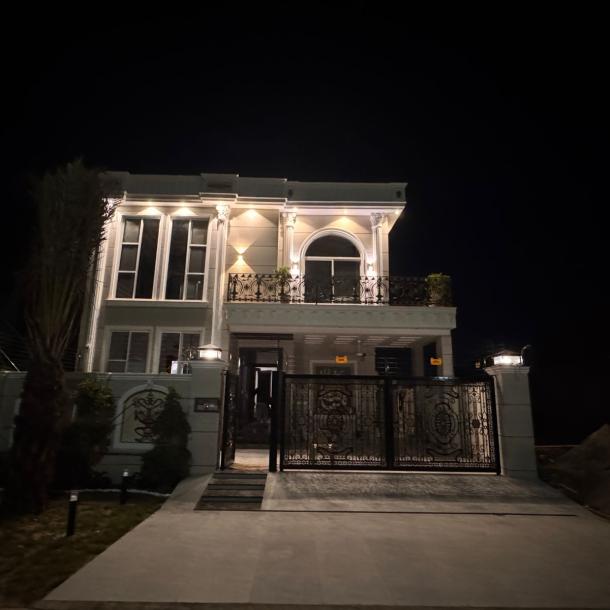 Prime Loacation 10 Marla Modern House For sale in DHA Phase 7, Lahore Pakistan-5