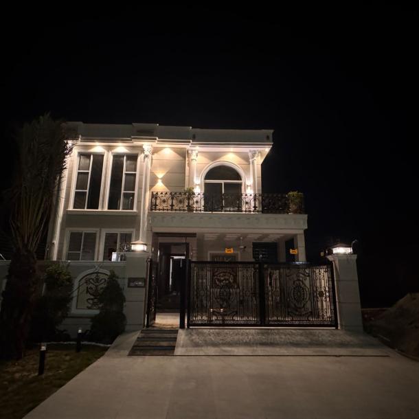 Prime Loacation 10 Marla Modern House For sale in DHA Phase 7, Lahore Pakistan-1