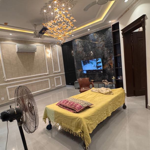 Prime Loacation 10 Marla Modern House For sale in DHA Phase 7, Lahore Pakistan-21