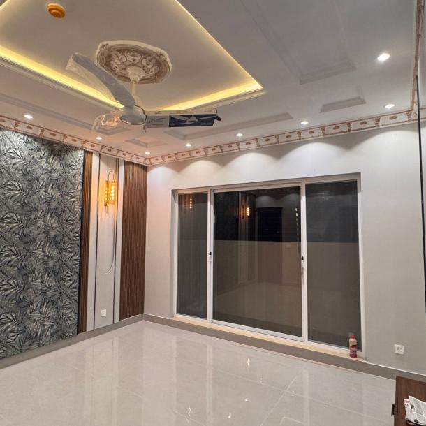 Prime Loacation 10 Marla Modern House For sale in DHA Phase 7, Lahore Pakistan-17