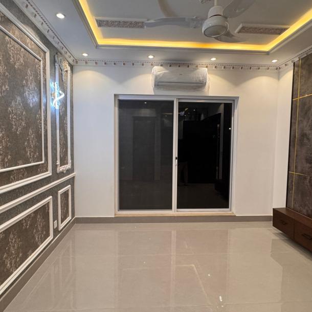 Prime Loacation 10 Marla Modern House For sale in DHA Phase 7, Lahore Pakistan-9
