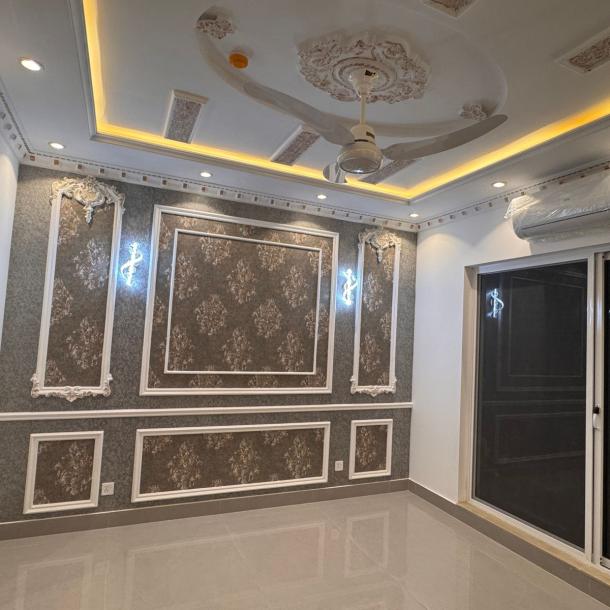 Prime Loacation 10 Marla Modern House For sale in DHA Phase 7, Lahore Pakistan-8