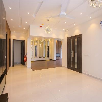 10 Marla Near to Commercial Modern Design Luxury Living House for Sale
