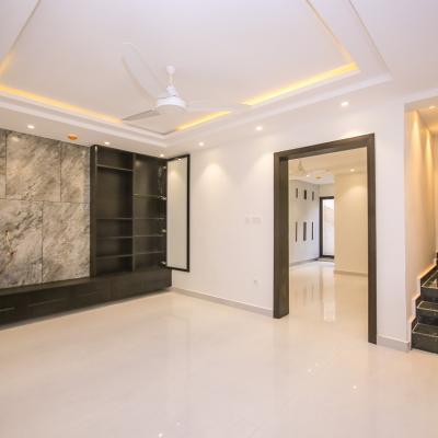 10 Marla Near to Commercial Modern Design Luxury Living House for Sale