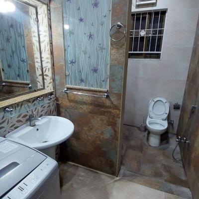 10 Lower Portion Fully Furnished 2 Bedrooms Drawing Room Tv Loungh Kitchen Totally Tiles Floor Hot Location