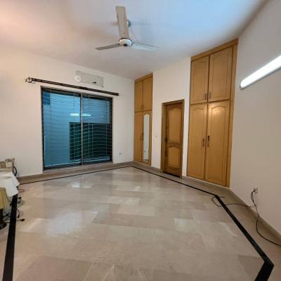 Beautiful 1 Kanal Upper Portion For Rent Peaceful Area DHA Phase 5 Lahore-5